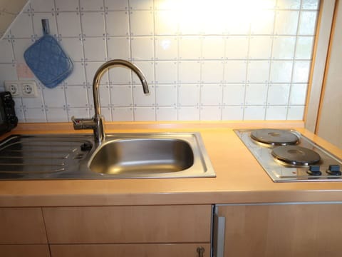 Kitchen Sink, Sink, Tap, Plumbing Fixture, Countertop, Kitchen, Interior Design, Wood, Flooring, Floor