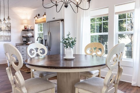 Large round table seats 6 with 2 additional bar seats at the kitchen island