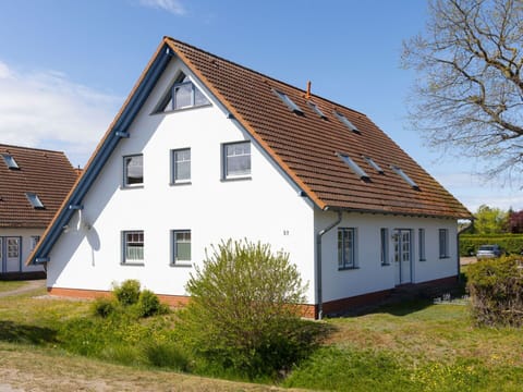 Window, Building, Roof, House, Facade, Home, Residential Area, Cottage, Siding, Slope