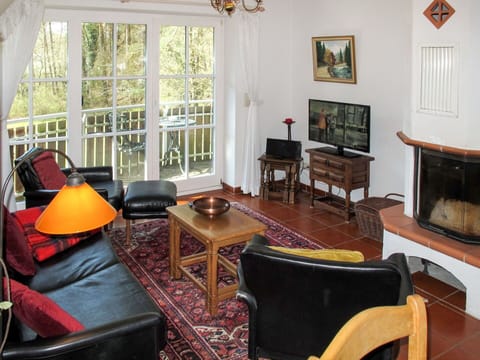 Room, Living Room, Property, Furniture, Interior Design, Building, House, Table, Home, Real Estate