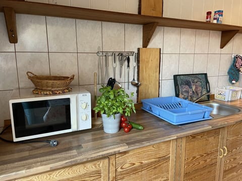 Property, Furniture, Plant, Cabinetry, Wood, Building, Table, Living Room, Interior Design, Kitchen