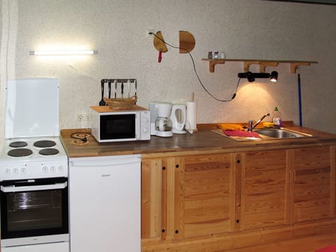 Countertop, Kitchen, Room, Furniture, Cabinetry, Property, Interior Design, Floor, House, Material Property