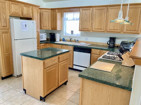 Full kitchen, gas stove, dishwasher, rolling island