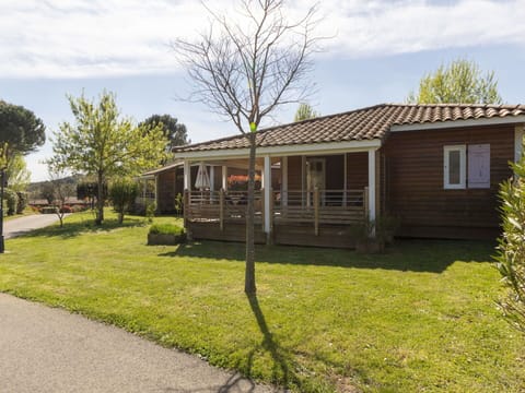 Grass, Home, House, Shrub, Residential Area, Cottage, Roof, Land Lot, Porch