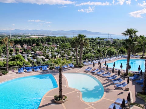 Water, Sky, Cloud, Swimming Pool, Plant, Azure, Tree, Leisure, Summer, Resort Town