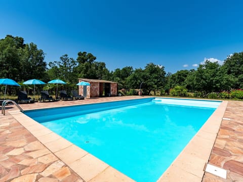 Water, Sky, Swimming Pool, Building, Azure, Plant, Tree, Shade, Rectangle, Umbrella