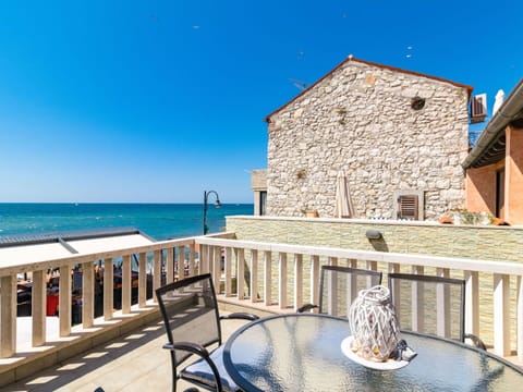 Sky, Building, Daytime, Property, Water, Azure, Blue, Lighting, Seaside Resort, Wood