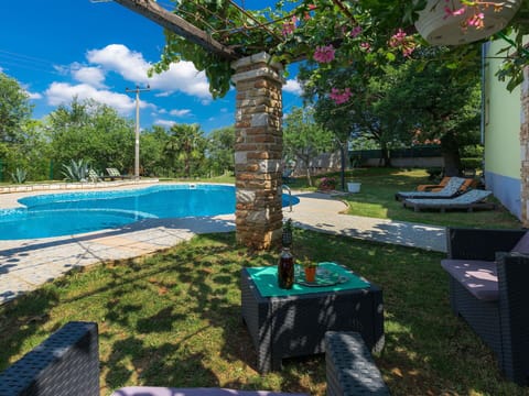Swimming Pool, Garden, Backyard, Water Feature, Lawn, Outdoor Furniture, Yard, Outdoor Table, Landscaping, Courtyard