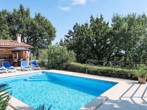 Water, Plant, Swimming Pool, Sky, Azure, Cloud, Shade, Tree, Grass, Natural Landscape