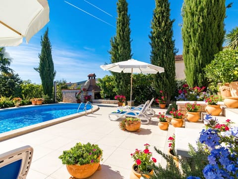 Water, Plant, Flower, Sky, Property, Blue, Green, Nature, Swimming Pool, Azure