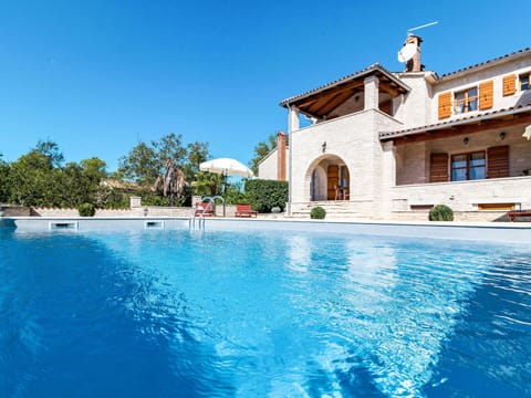 Water, Sky, Building, Property, Blue, Azure, Window, Seaside Resort, Tree, Swimming Pool