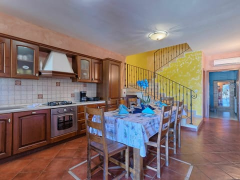 Room, Property, Furniture, Building, Real Estate, Kitchen, Interior Design, Cabinetry, Floor, Countertop