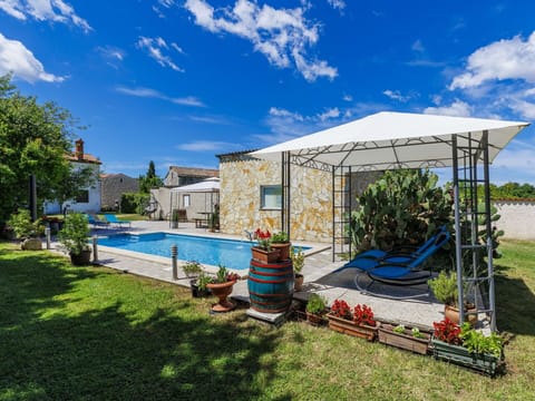 Swimming Pool, Shade, Leisure, Flagstone, Garden, Umbrella, Eco Hotel, Landscaping, Outdoor Furniture, Estate