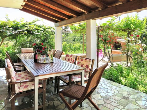 Property, Building, Outdoor Table, Table, Real Estate, Furniture, Patio, Room, House, Backyard