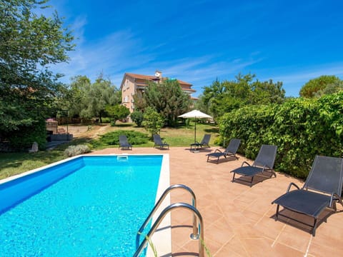 Water, Sky, Plant, Property, Furniture, Cloud, Swimming Pool, Nature, Azure, Shade