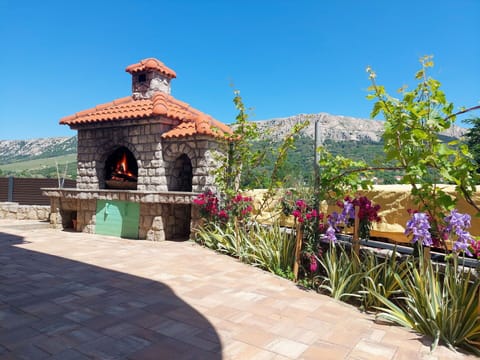 Flagstone, Garden, Brick, Stone Wall, Landscaping, Shade, Outdoor Structure, Cobblestone, Column, Yard