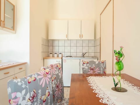 Room, Interior Design, Property, Furniture, Floor, Building, House, Material Property, Textile, Architecture