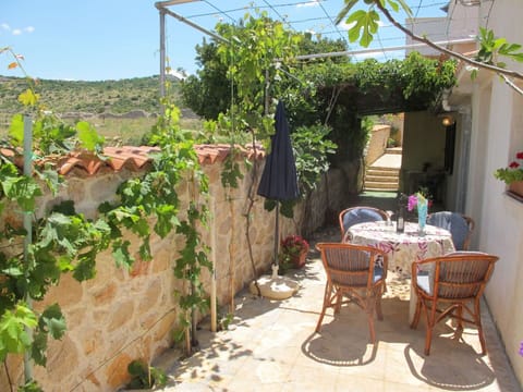 Plant, Furniture, Property, Chair, Building, Sky, Table, Flowerpot, Houseplant, Flower