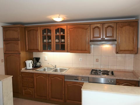 Brown, Countertop, Cabinetry, Kitchen Sink, Property, Furniture, Sink, Tap, Kitchen, Kitchen Appliance