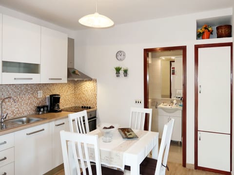 Room, Property, Furniture, Interior Design, Building, Kitchen, Floor, Dining Room, House, Ceiling