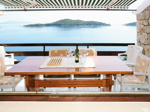 Water, Table, Property, Furniture, Sky, Outdoor Table, Azure, Tableware, Building, Outdoor Furniture