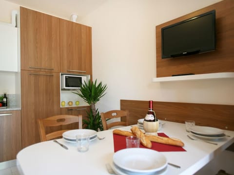 Cabinetry, Property, Furniture, Countertop, Dishware, Tap, Interior Design, Wood, Tableware, Plant