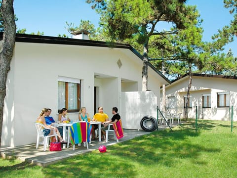 House, Property, Home, Building, Tree, Real Estate, Cottage, Neighbourhood, Residential Area, Yard