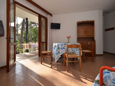Property, Furniture, Plant, Wood, Comfort, Houseplant, Door, Interior Design, Table, Floor