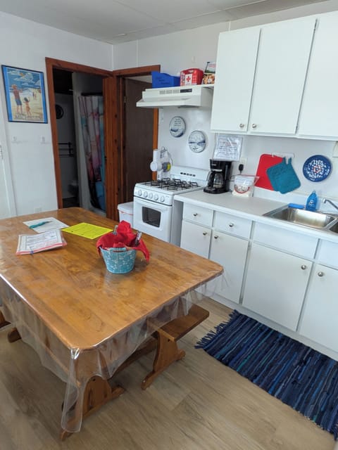 Kitchen is open to the livingroom.