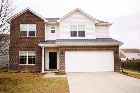 【Front of the house】☞ Parking for 4 vehicles(2 garage,2 drive)☞ Extremely safe neighborhood