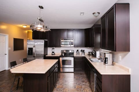 【Kitchen】Fully equipped with:☞ Stove☞ Oven☞ Microwave☞ Blender☞ Toaster☞ Coffee maker☞ Dishwasher