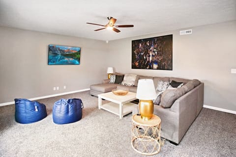 【Living room】This comfortable space is perfect for a movie night with friends and family.☞Sectional sits 6 people.
