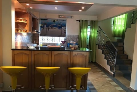 Full equipped american styled kitchen with oven, fridge, washing machine & hood.