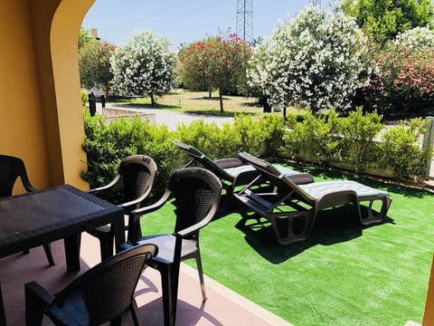 Sunbeds and Outdoor Dining