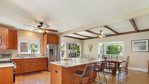 full kitchen. Please note, ice maker is not operational