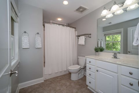 Master en suite bath located on 2nd level