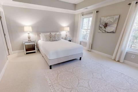 Lovely 2nd floor master suite-queen bed