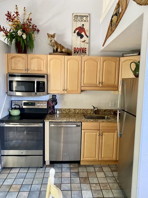 Fully stocked kitchen with newer appliances