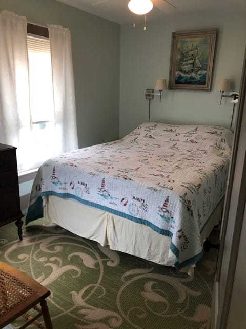 Bedroom 1 (queen)