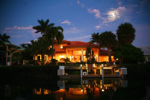 Casa Del Mare at dusk.