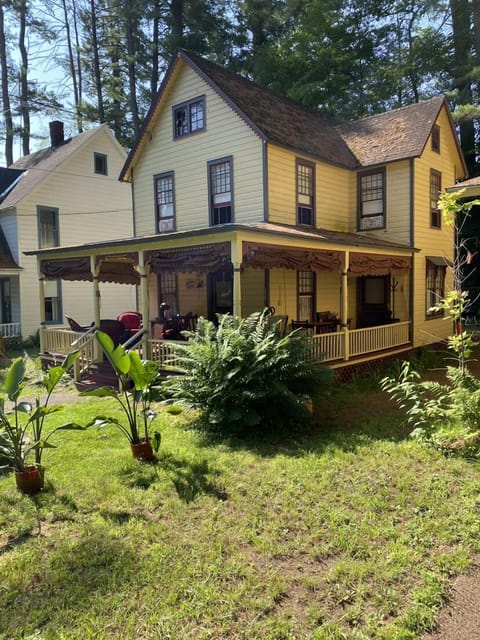 Sideview of the cottage