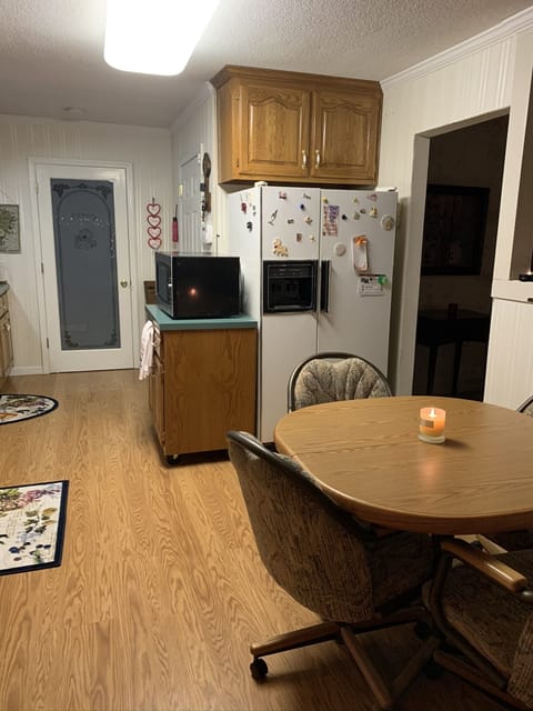 Eat-in Kitchen Table