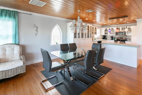 Stunning dining table and chairs