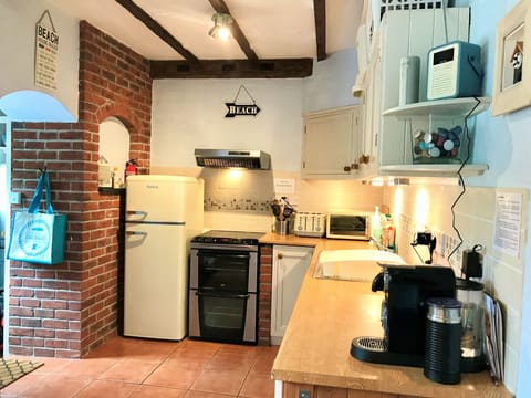 Fully equipped kitchen, with induction cooker.