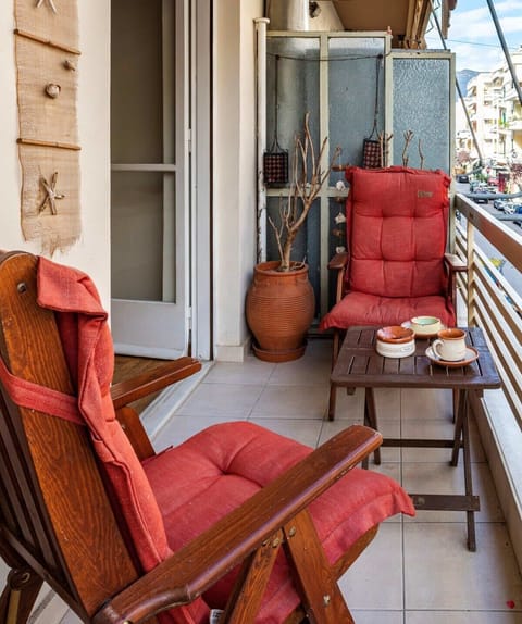 Enjoy the sun in the balcony of the house