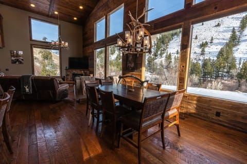 Front accessible no stairs entrance to dinning room area and view!