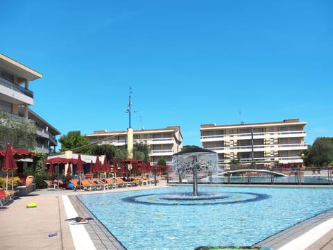 Swimming Pool, Town, Property, Building, Leisure, Fountain, Architecture, Sky, Vacation, Water