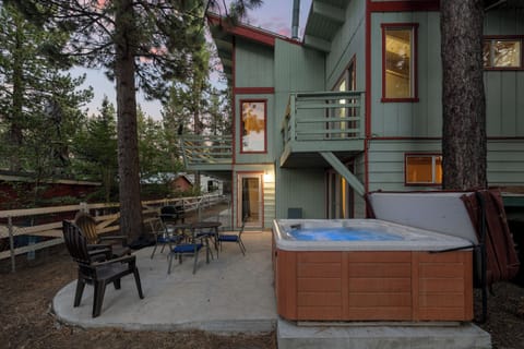 Private hot tub and a fenced yard! - Private hot tub and a fenced yard!