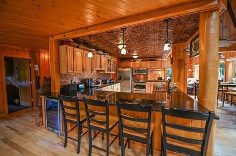 Warm & inviting kitchen w/ breakfast bar,fully equipped for your favorite meal