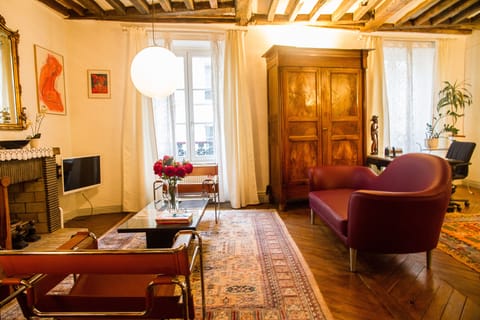 Fantastic spacious armoir for addional guest's clothes.
